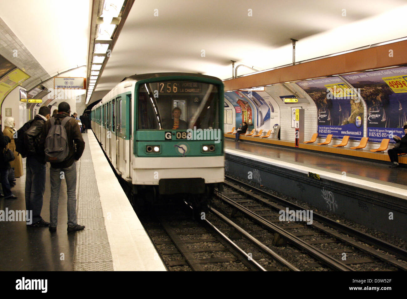 Die u-Bahn kommt an der Station "Rue du Bac" in Paris, Frankreich, 8. Dezember 2005. Foto: Robert B. Fishman Stockfoto