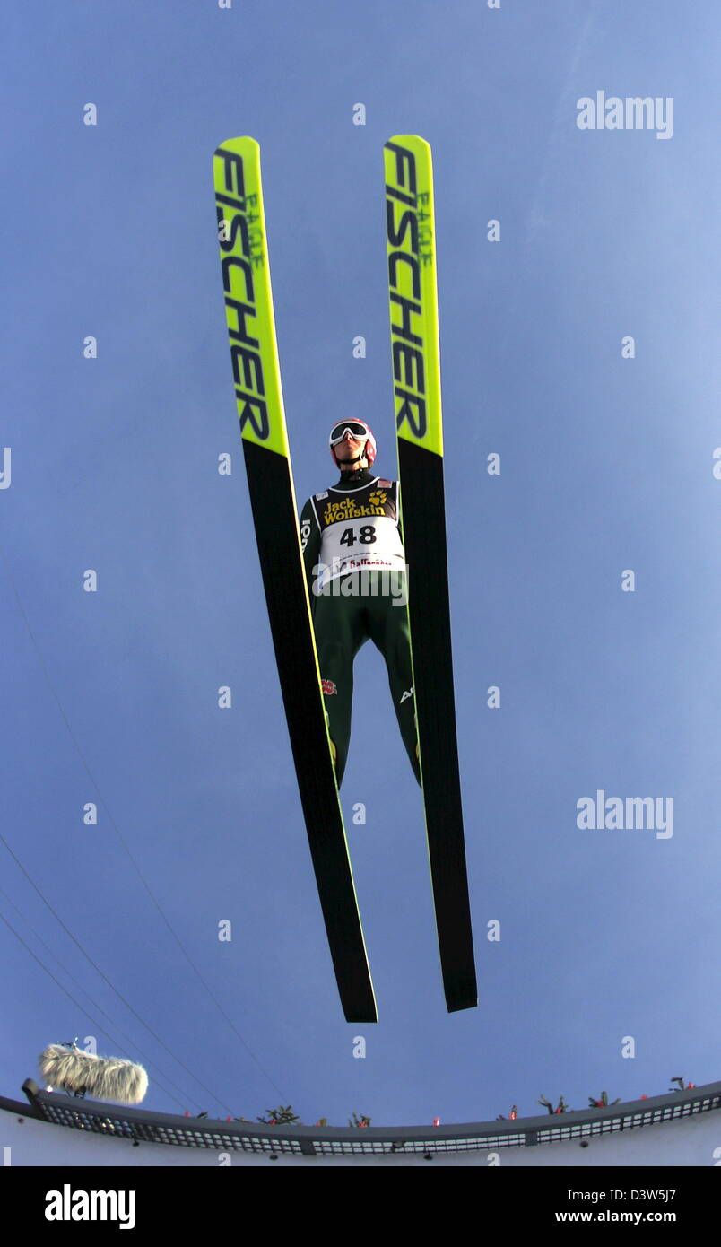 Deutscher Skispringer Michael Uhrmann in der Luft bei der ersten Trainingseinheit des 55. vier Hügel-Turnier in Oberstdorf, Deutschland, Freitag, 29. Dezember 2006 abgebildet ist. Foto: Peter Kneffel Stockfoto