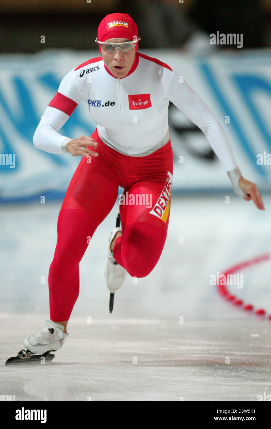 Deutsche Eisschnellläuferin Anni Friesinger in Aktion während des Rennens 500m von der Allround-Wettbewerb der deutschen Meisterschaft 2006 auf der Eisbahn "Sportforum" in Berlin, Freitag, 29. Dezember 2006 gezeigt. Friesinger gewann die 500m in 39,16 Sekunden. Foto: Miguel Villagran Stockfoto