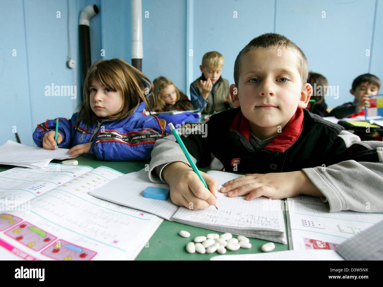 Das Bild zeigt die Schülerinnen und Schüler in einem Klassenzimmer einer Schule in Nebregoste, Republik Serbien, Mittwoch, 13. Dezember 2006. Nebregoste liegt im südlichen Teil von Serbien in die Provinz Kosovo. Die Provinz richtet sich nach der Mission der Vereinten Nationen im Kosovo (UNMIK) und der vorläufigen Institutionen der Selbstverwaltung, mit Sicherheit zur Verfügung gestellt von der NATO geführte KFOR (Kosovo Force). Almos Stockfoto