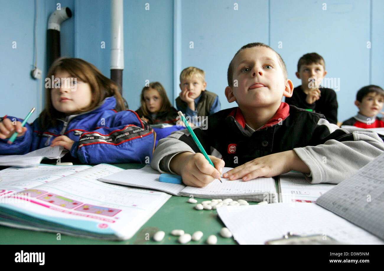 Das Bild zeigt die Schülerinnen und Schüler in einem Klassenzimmer einer Schule in Nebregoste, Republik Serbien, Mittwoch, 13. Dezember 2006. Nebregoste liegt im südlichen Teil von Serbien in die Provinz Kosovo. Die Provinz richtet sich nach der Mission der Vereinten Nationen im Kosovo (UNMIK) und der vorläufigen Institutionen der Selbstverwaltung, mit Sicherheit zur Verfügung gestellt von der NATO geführte KFOR (Kosovo Force). Almos Stockfoto
