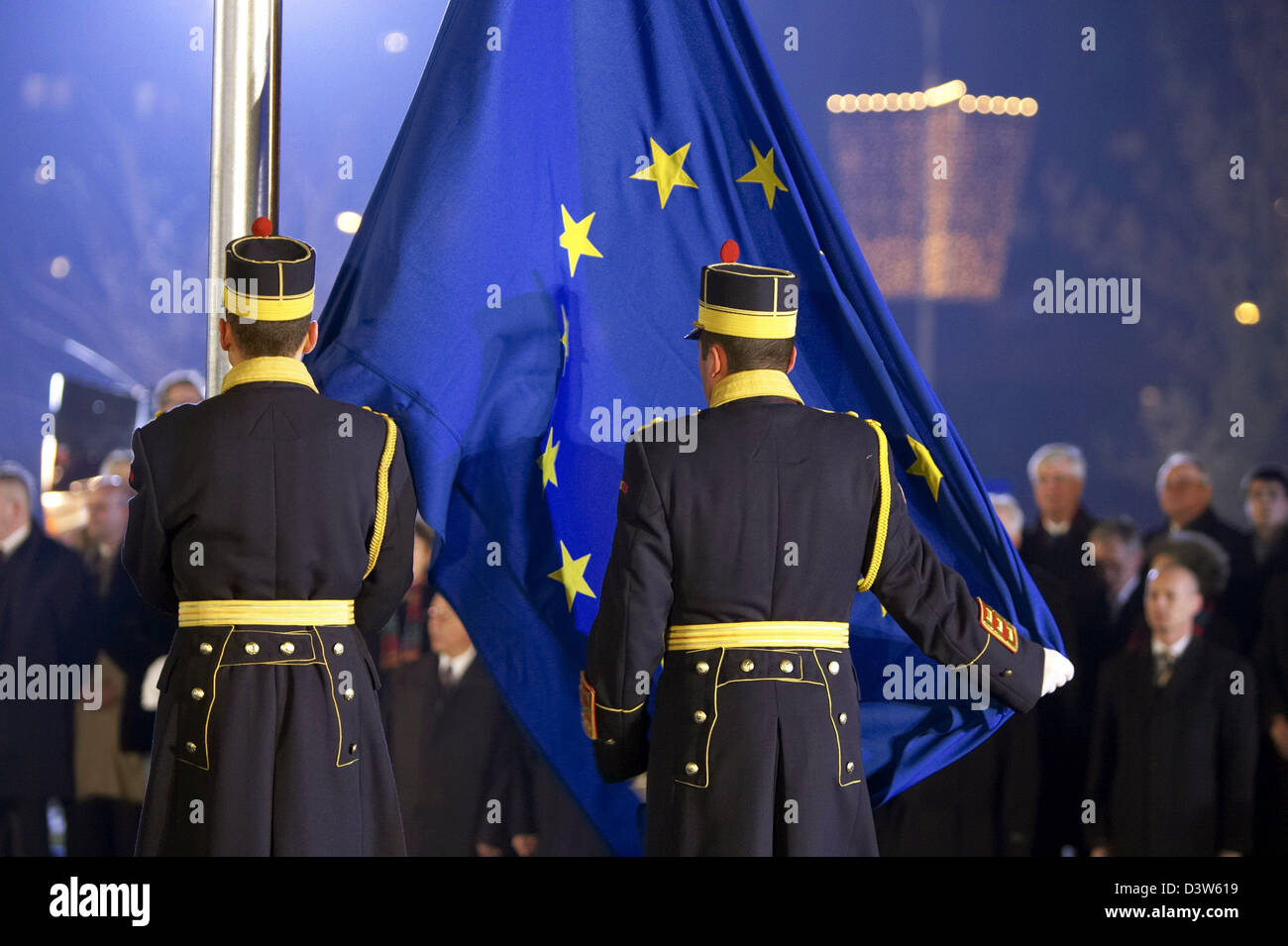 Zwei rumänische Soldaten der Flagge der Europäischen Union (EU) bei den Feierlichkeiten zum Beitritt Rumäniens zur EU in Bukarest, Rumänien, 31. Dezember 2006. Foto: Thierry Monasse Stockfoto