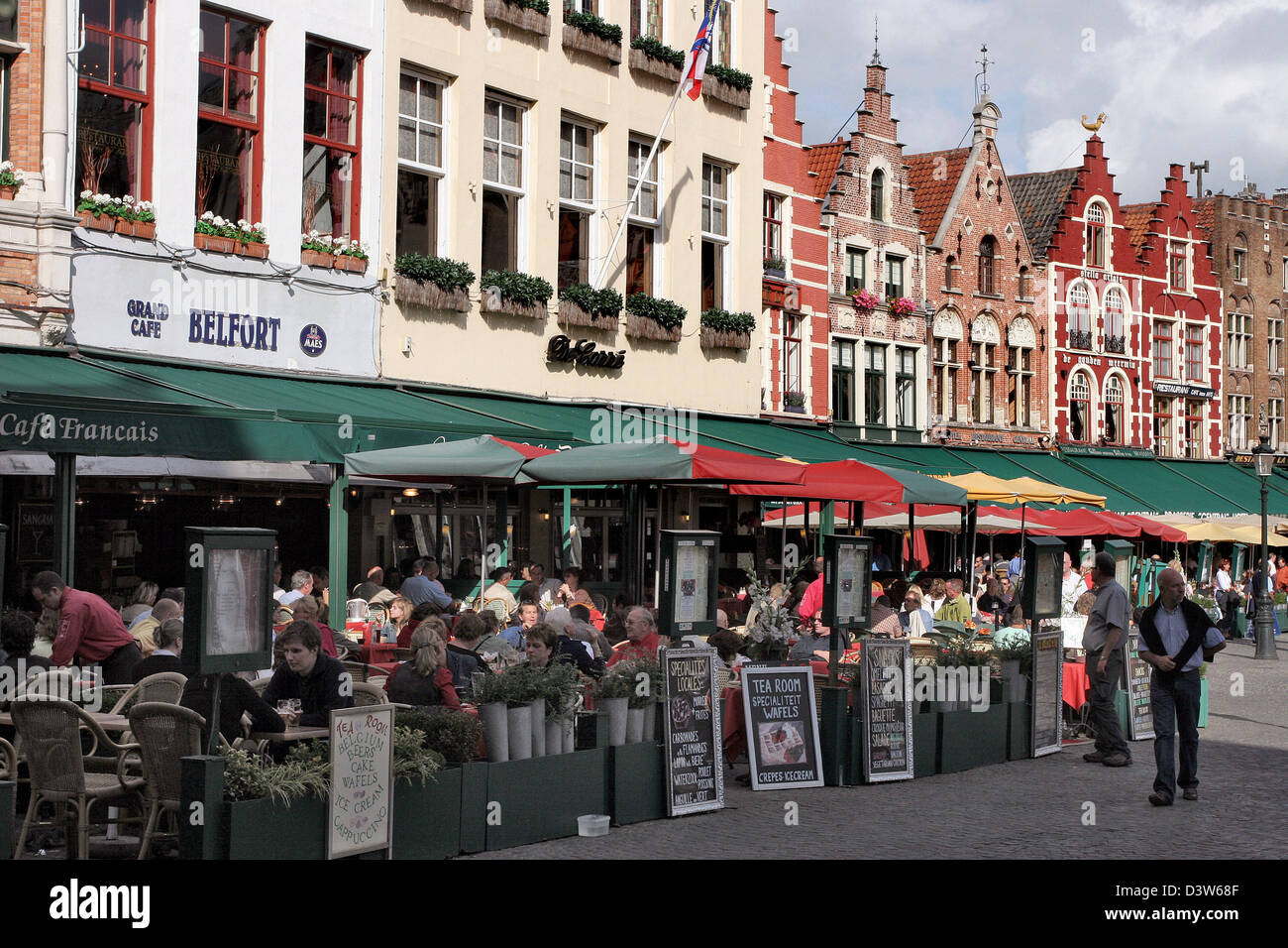 (Dpa-Dateien) - das Bild zeigt den Markt Platz von Brügge, Belgien, 30. September 2006. Foto: Heiko Wolfraum Stockfoto