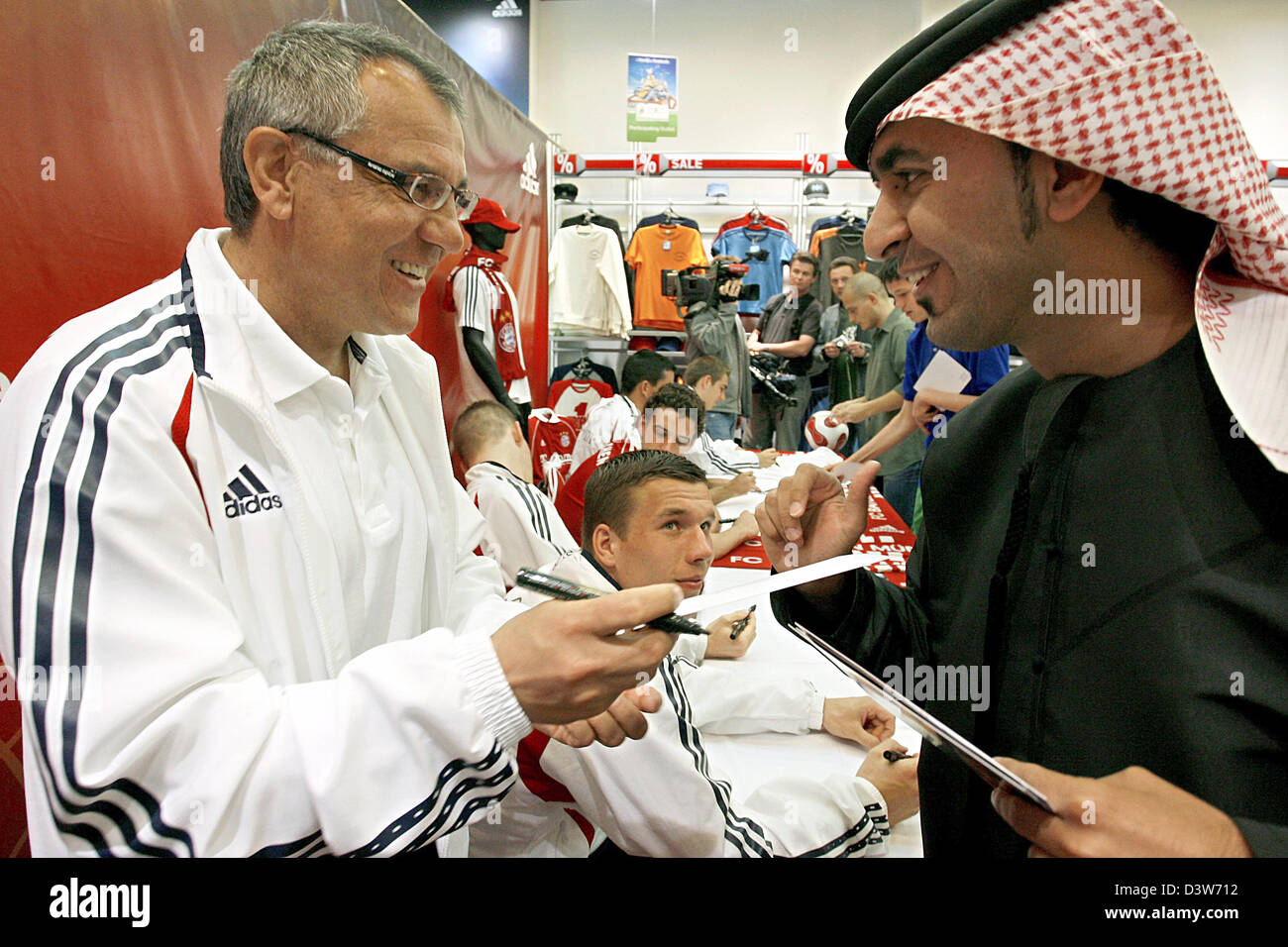 Trainer des FC Bayern München, Felix Magath (L), plaudert mit einem lokalen während einer Autogrammstunde im Adidas Store in Dubai, Vereinigte Arabische Emirate, Sonntag, 11. Januar 2207. Foto: Daniel Karmann Stockfoto