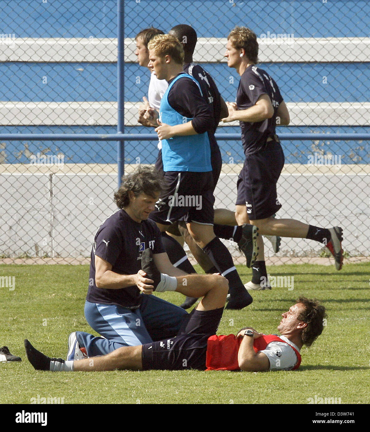 Bundestrainer der deutschen Fußball-Bundesliga Club SV Hamburg Thomas Doll (R) wird während des Trainings in Dubai, Vereinigte Arabische Emirate, Freitag, 12. Januar 2007 von Physiotherapeut Uwe Eplinius (L) behandelt. Foto: Daniel Karmann Stockfoto