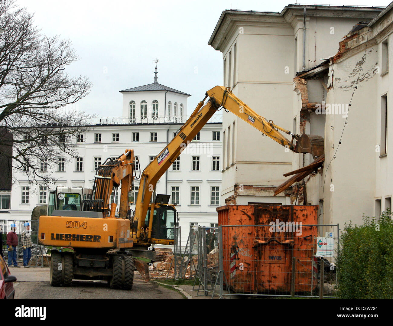 Ein Bagger beginnt, pull-down-das erste Gebäude der "Perlenkette" ("Perlenkette"), ein historisches Gebäude-Ensemble vor dem Kempinski Hotel im Ostseebad Heiligendamm, Deutschland, Mittwoch, 10. Januar 2007. Das Gebäude ist zu krank, um zu renovieren und nach dem G8-Gipfel im Juni durch das Original wieder aufgebaut. Nach neuesten Informationen, eine Presse-gall Stockfoto