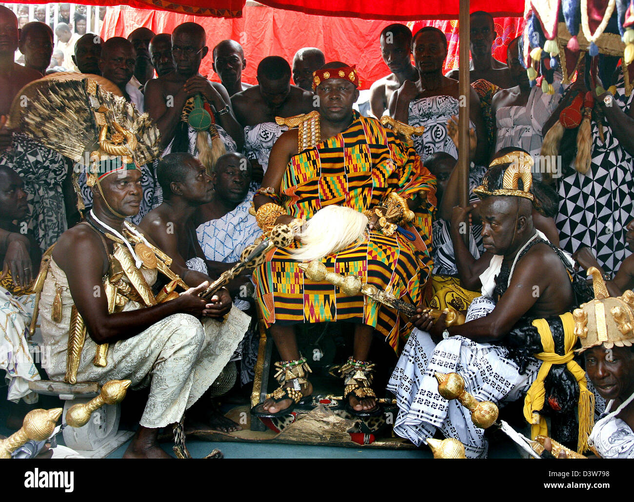 Ashanti König Nana Osei Tutu II.awaits die Ankunft des deutschen Bundespräsidenten Horst Köhler mit seinem Hof in Kumasi, Ghana, Donnerstag, 11. Januar 2007. Das deutsche Staatsoberhaupt zahlt eine viertägigen Besuch in das westafrikanische Land. Foto: Wolfgang Kumm Stockfoto