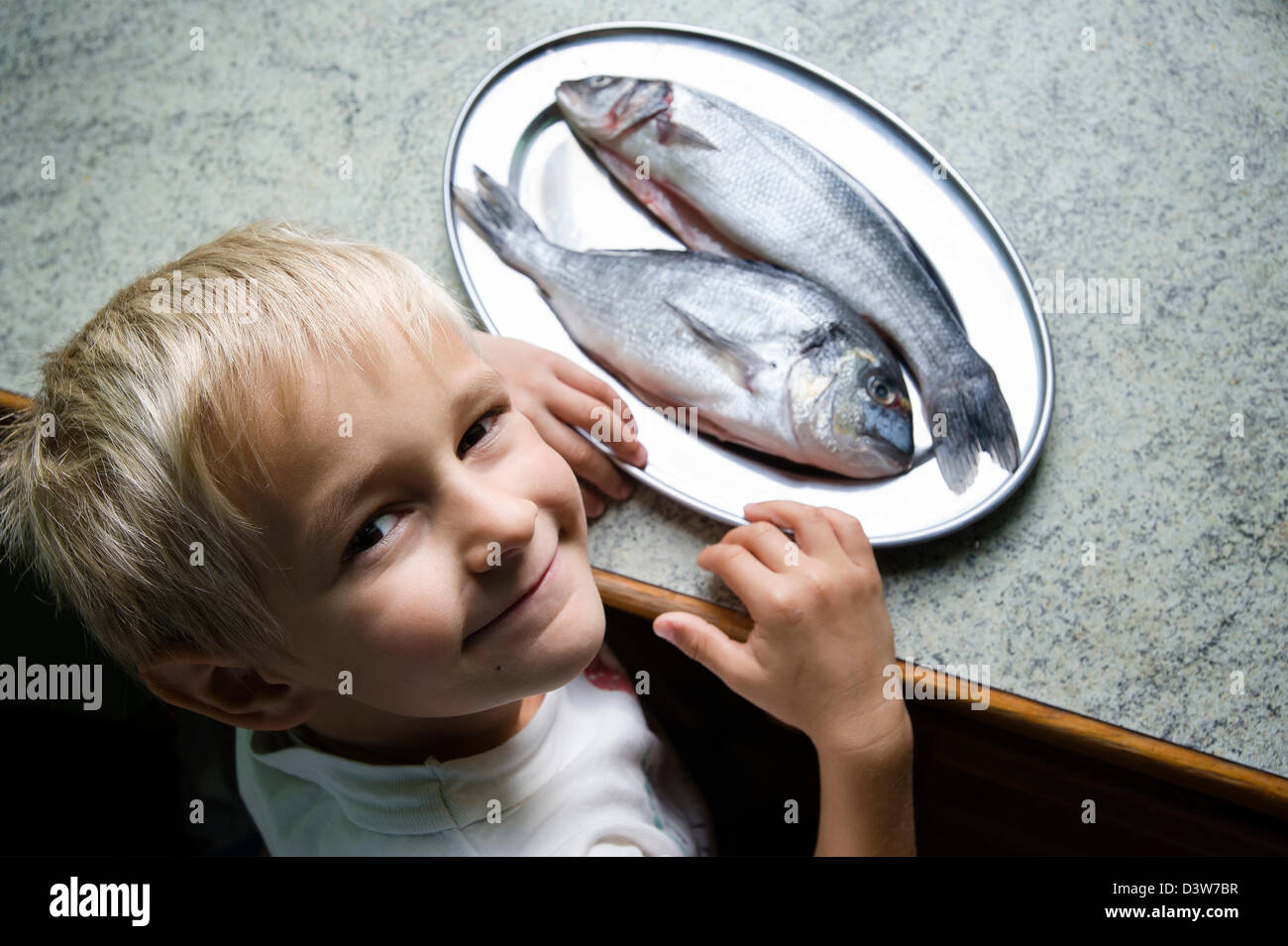 Junge mit Fisch Stockfoto