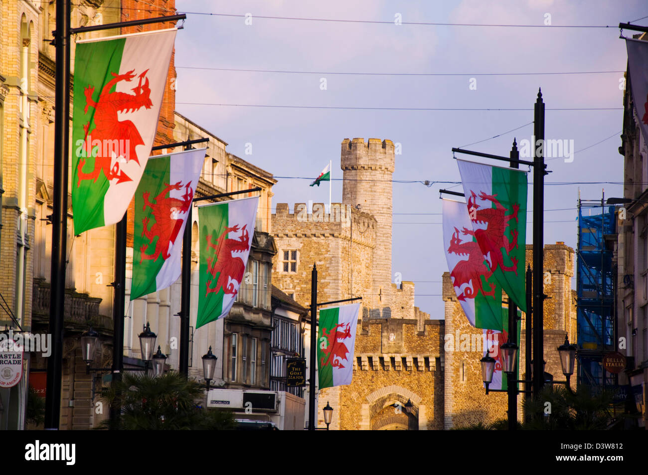 Walisische Flaggen auf St Mary Street in Cardiff mit Schloss im Hintergrund Stockfoto