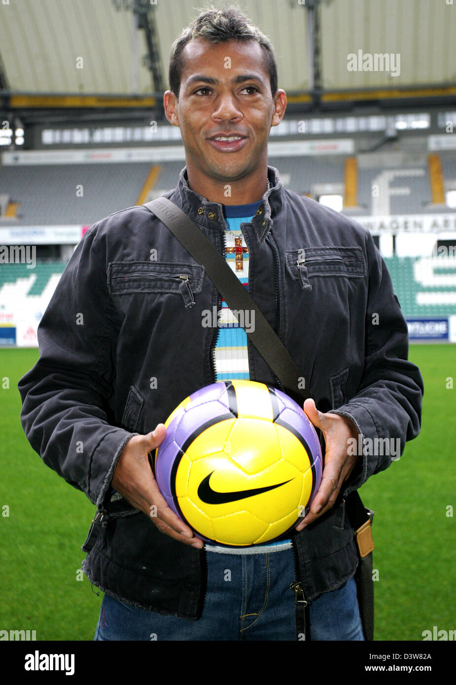 Brasilianische Fußballspieler und Neuzugang für die Bundesliga Verein VfL Wolfsburg Marcelinho, posiert mit einem Ball in der Volkswagen Arena in Wolfsburg, Deutschland, Mittwoch, 17. Januar 2007. Marcelinho unterzeichnete einen Vertrag mit Wolfsburg bis 2009. Foto: Jens Wolf Stockfoto