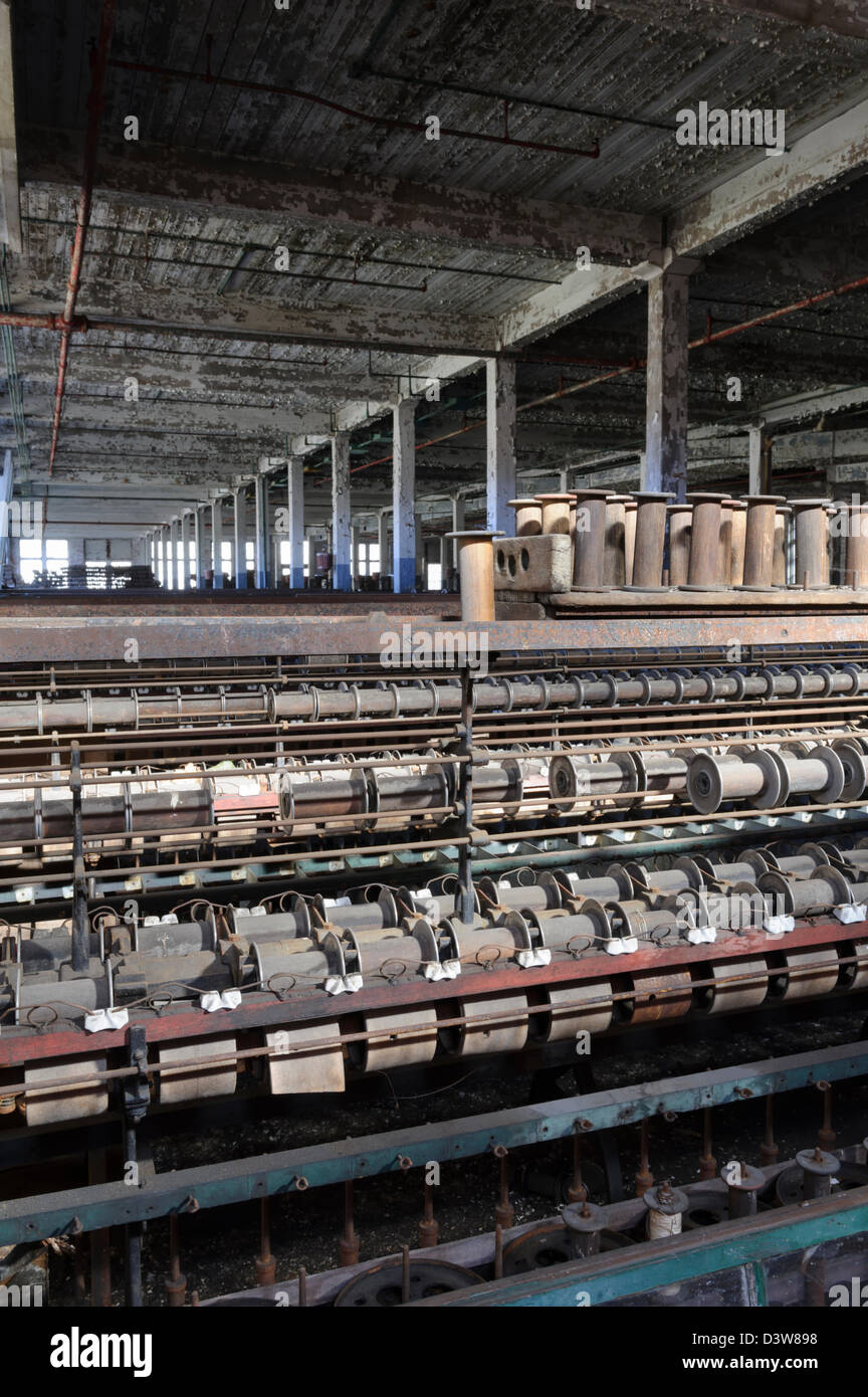 Textilfabrik Webmaschinen sitzt in einem leeren geschlossen und amerikanischen Fabrik aufgegeben gestoppt. Stockfoto