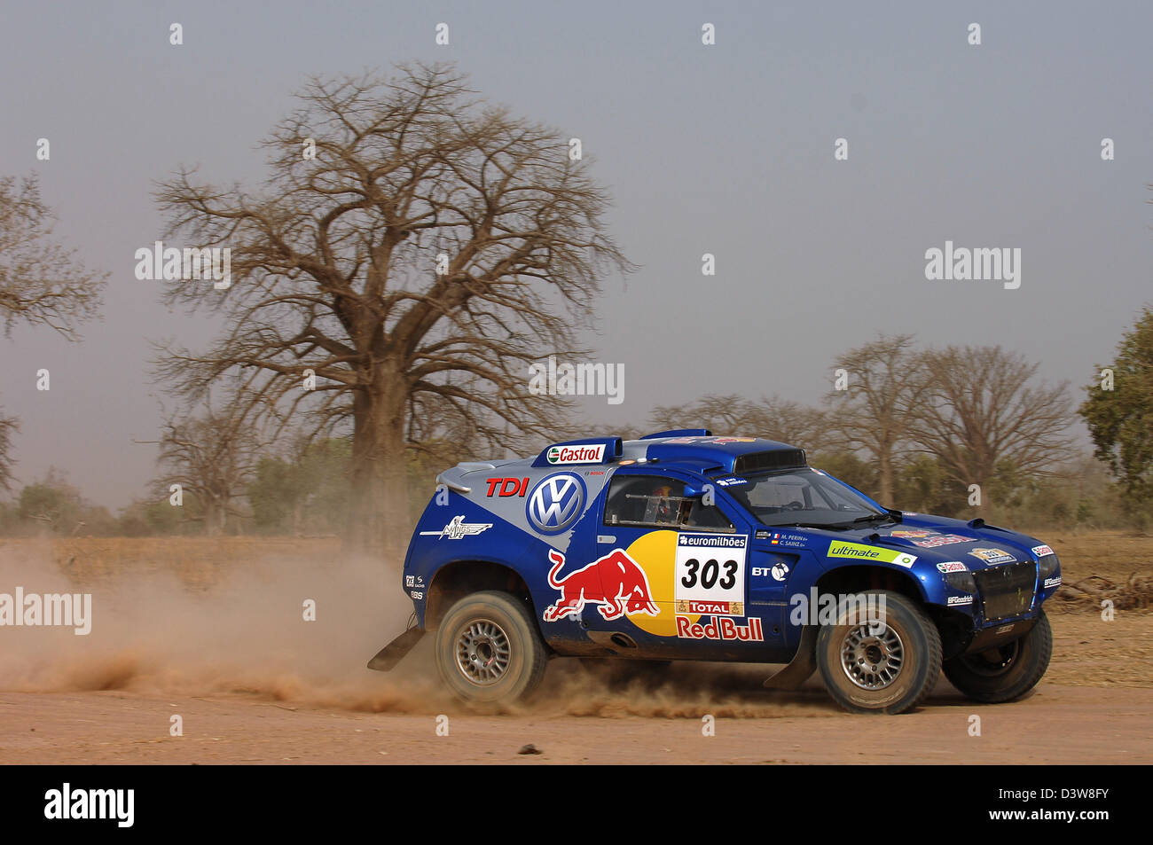 Spanische Rallye-Pilot Carlos Sainz und französischen Copilot Michel Perin Tempo ihre Volkswagen Race Touareg 2 durch die Wüste auf der 13. Etappe der Rallye Dakar 2007 von Kayes, Tambacounda, Senegal, Mali Freitag, 19. Januar 2007. Foto: Volkswagen Motorsport Stockfoto