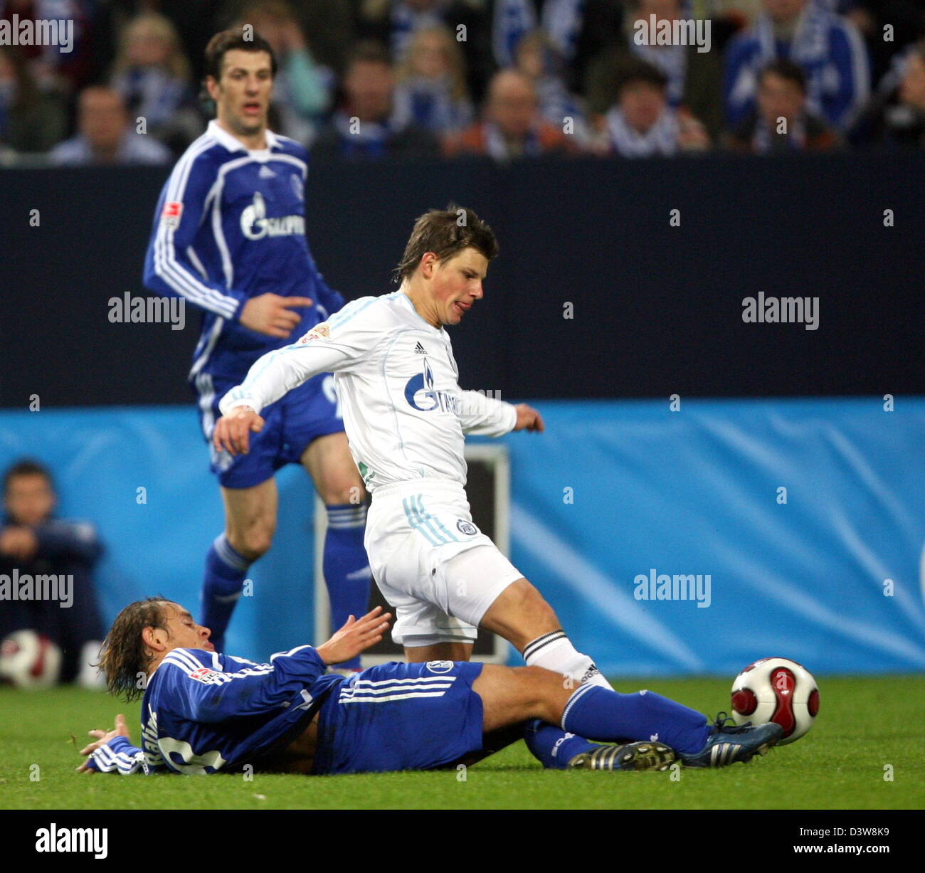 Deutsche Bundesliga Club FC Schalke 04 Mladen Krstajic (hinten) Uhren Teamkollege brasilianischen Rafinha (unten) Kampf gegen Zenit St. Petersburg Andrey Arshavin bei einem Testspiel im Stadion Veltins Arena in Gelsenkirchen, Deutschland, Samstag, 20. Januar 2007. Foto: Franz-Peter Tschauner Stockfoto