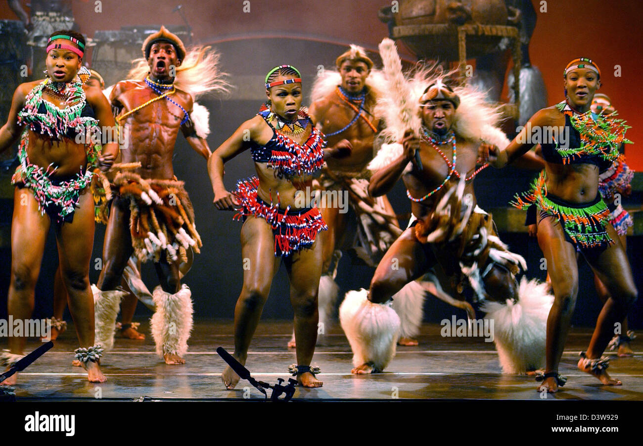 Die energetischen South African Show "UMOJA - der Geist der Zusammengehörigkeit" Tänzer während der Generalprobe in Düsseldorf, Mittwoch, 24. Januar 2007. Die Show läuft in Düsseldorf vom 23 Januar bis 4. Februar 2007. Foto: Horst Ossinger Stockfoto