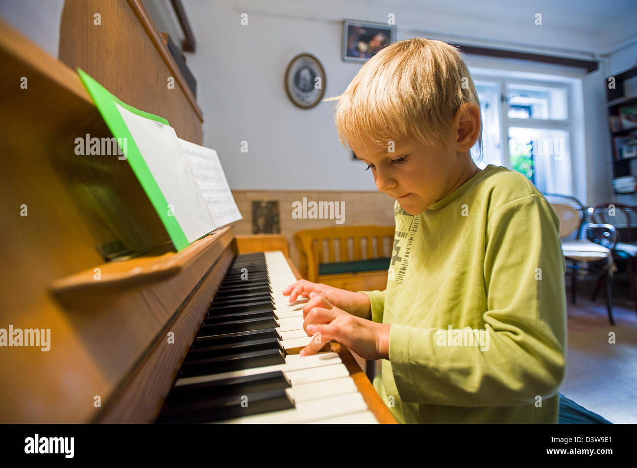 Junge, Klavier spielen Stockfoto