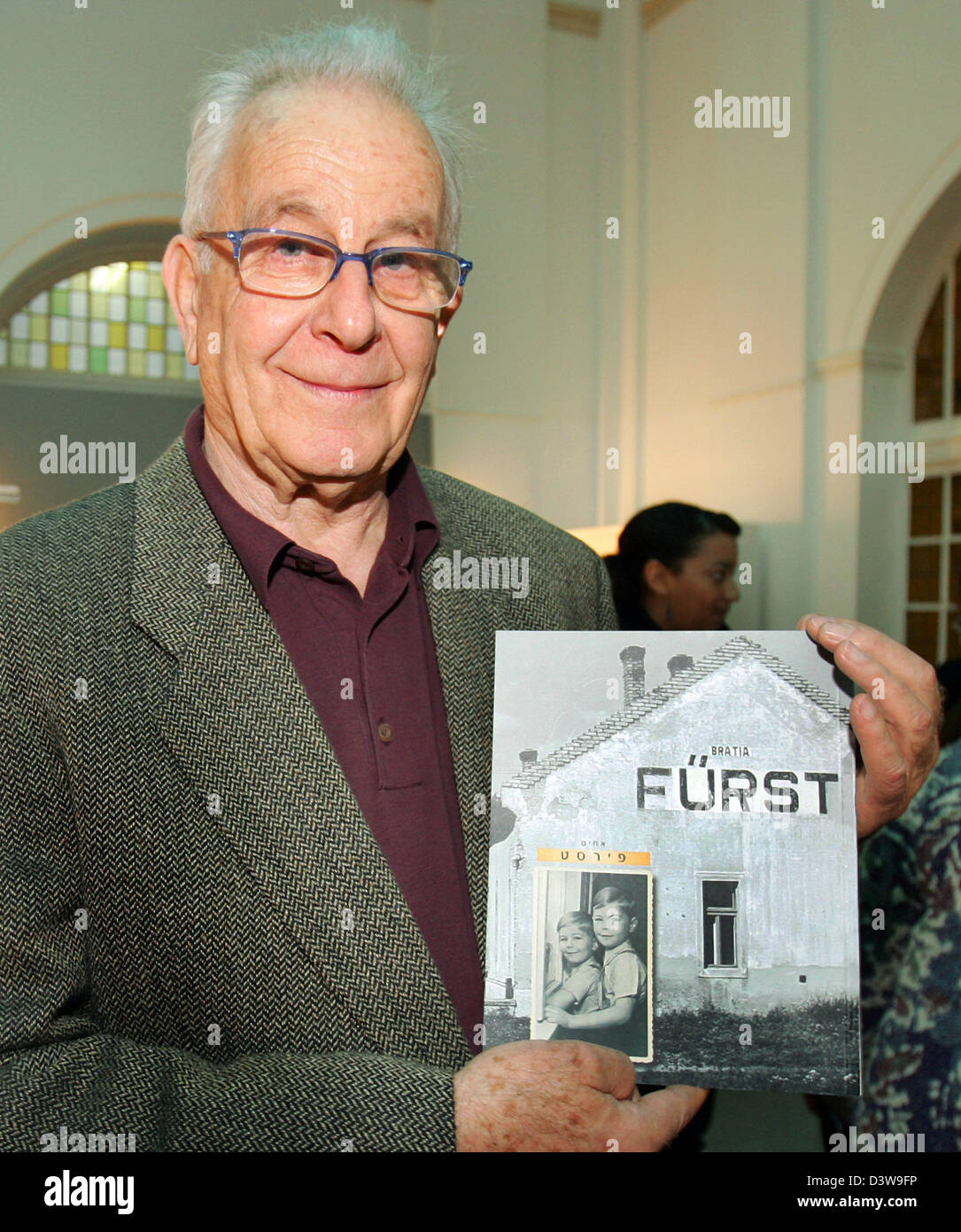 Holocaust-Überlebende Naftali Fuerst präsentiert sein Buch "Fürst" in Berlin, Freitag, 26. Januar 2007. In dem Buch erzählt der ehemalige Häftling des KZ Buchenwald die Geschichte seiner Familie. Anlässlich des Holocaust-Mahnmal Fuerst "Wir waren Nachbarn - 109 Biograhpies der jüdischen Zeitzeugen" die Ausstellung besucht, läuft, die vom 29. Februar bis 22. April auf Stockfoto