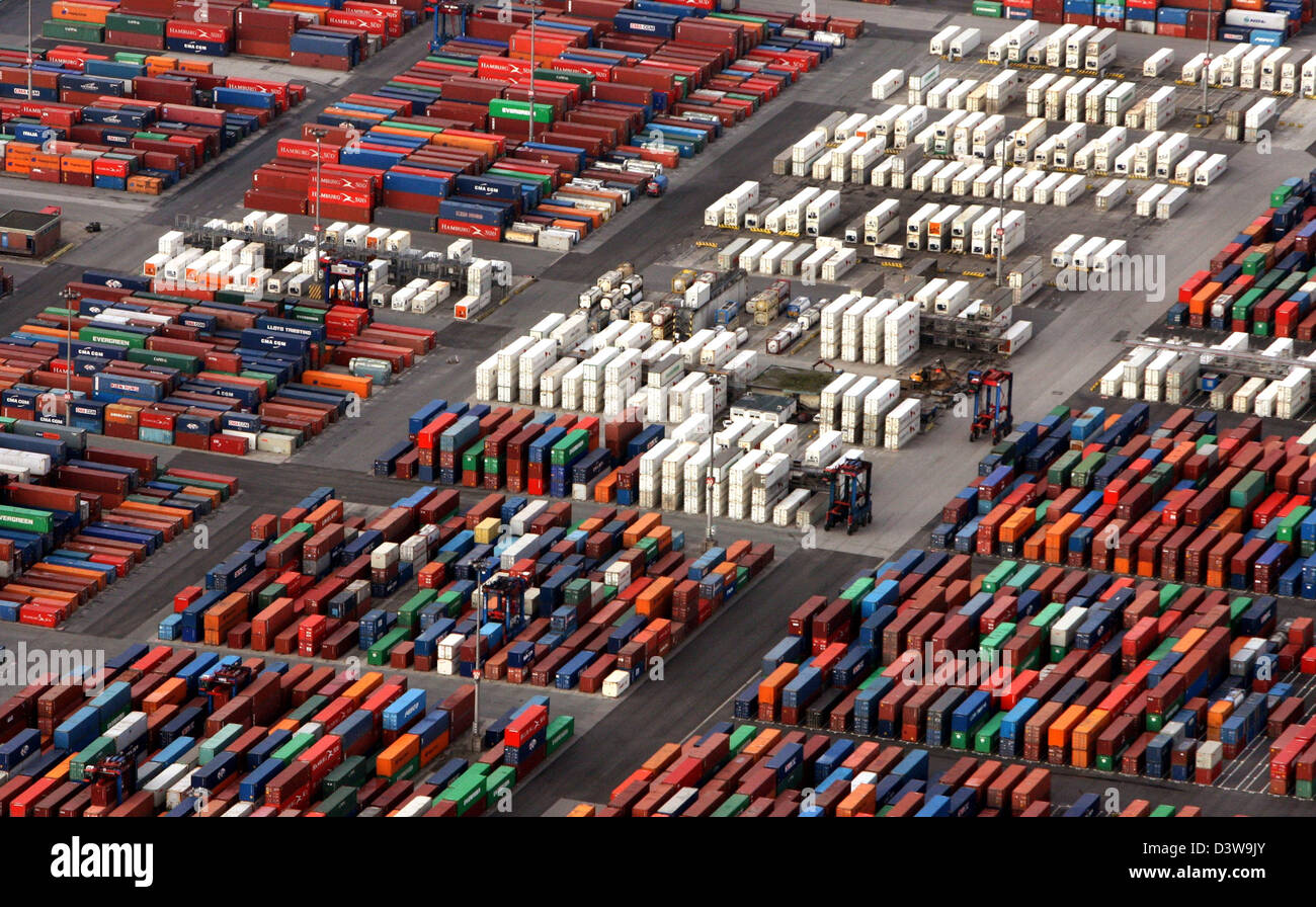 Die Luftaufnahme zeigt montiert, bunte Container auf die Verbindungen ...