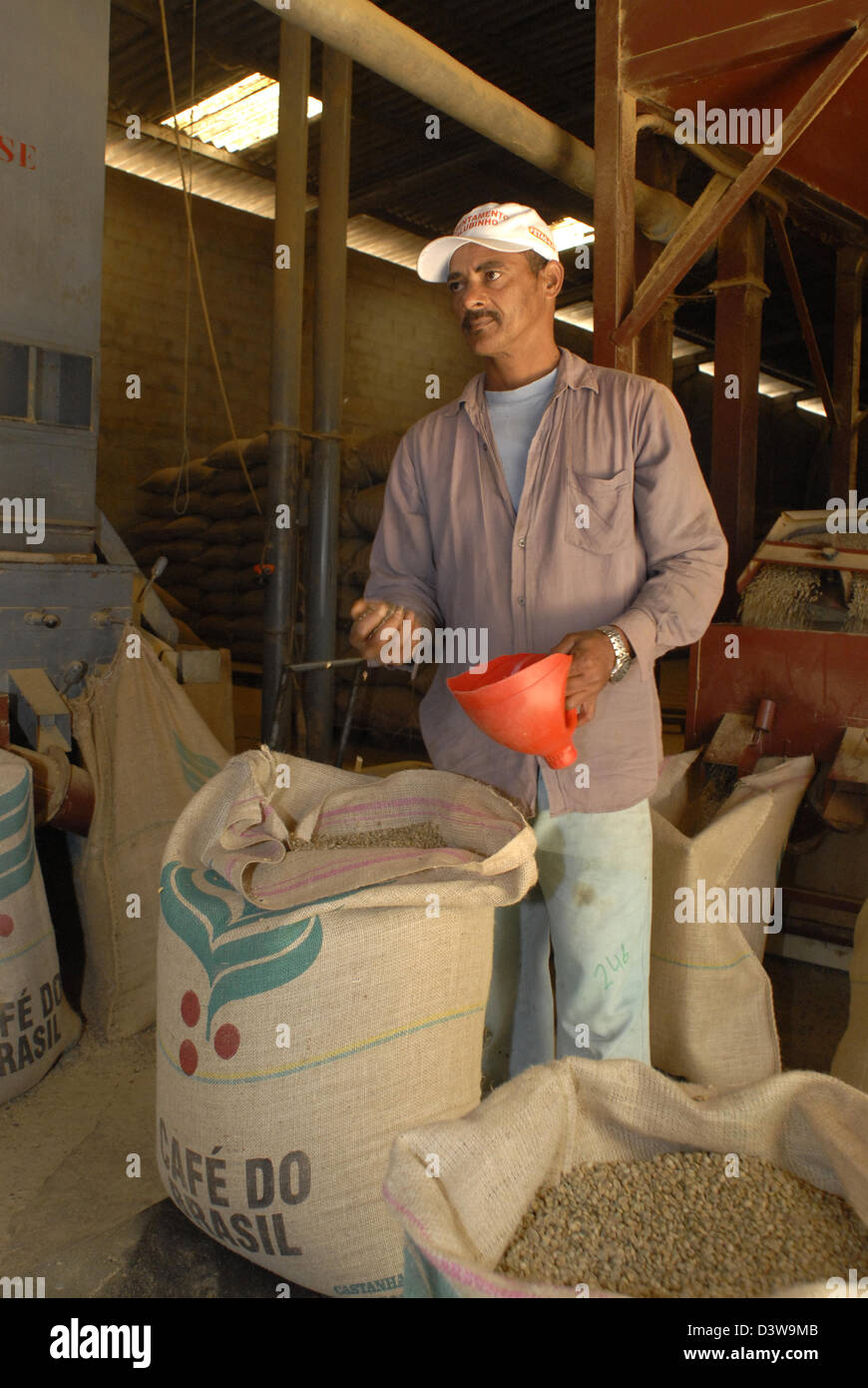 Ein Arbeiter-Packs getrocknet und geschält Kaffee in Säcke für die Ausfuhr in der Nähe von Mucuge in der Region Chapade Diamantina, Brasilien, 20. August 2006. Aufgrund der Temperaturen und der Höhenlage ist die Chapada Diamantina einer berühmten Kaffee Region, die hochwertigen Kaffee produziert. Die Ernte erfolgt nur einmal im Jahr und die gesamte Verarbeitung erfolgt von hand Foto: RiKa Stockfoto