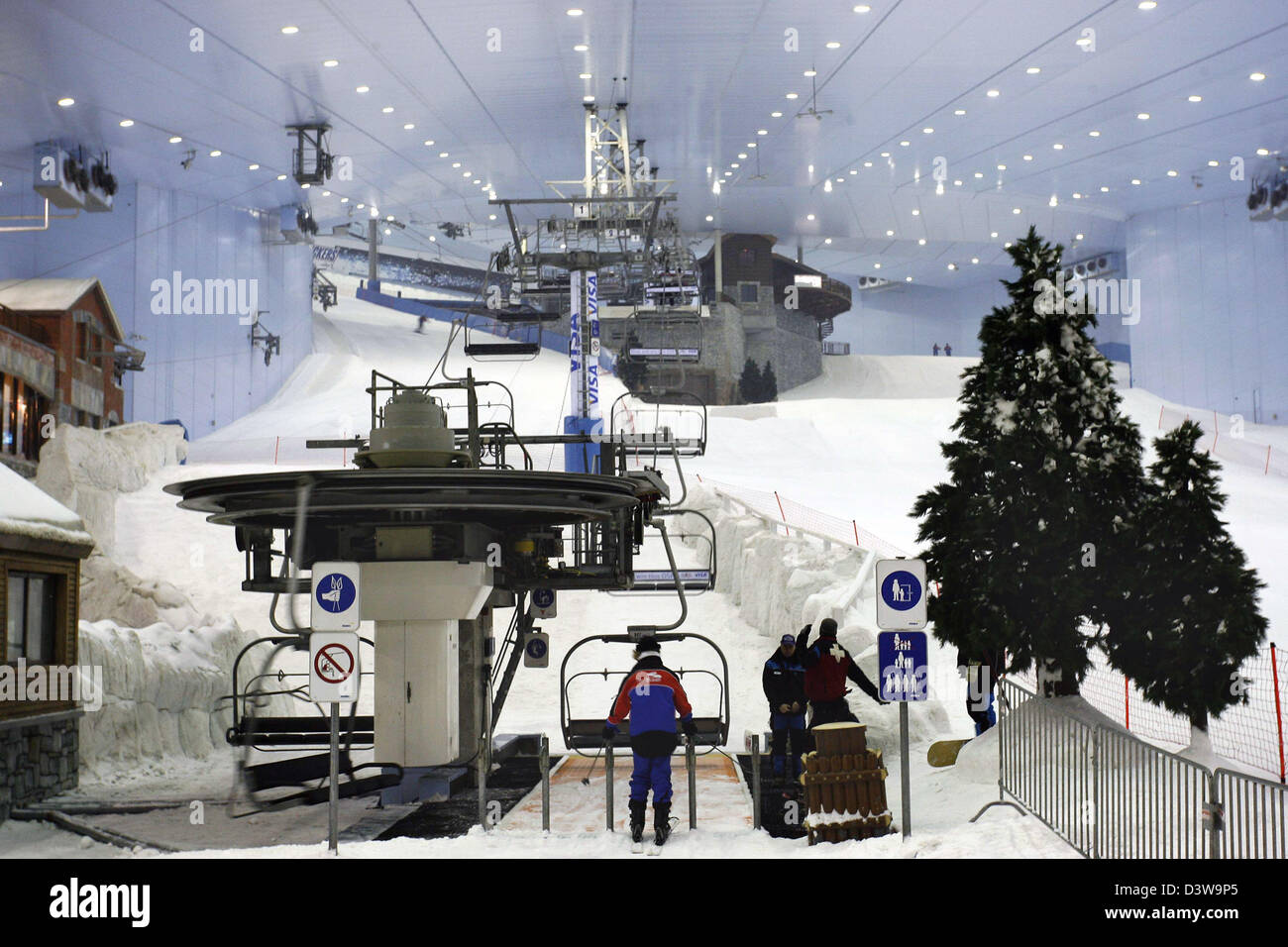 Das Bild zeigt den Sessellift am skying Innenbereich "Ski Dubai" mit 22.500 qm und fünf Pisten im Einkaufszentrum "Mall of the Emirates" in Dubai, Uniited Arabischen Emirate (VAE), 7. Januar 2007. Foto: Daniel Karmann Stockfoto