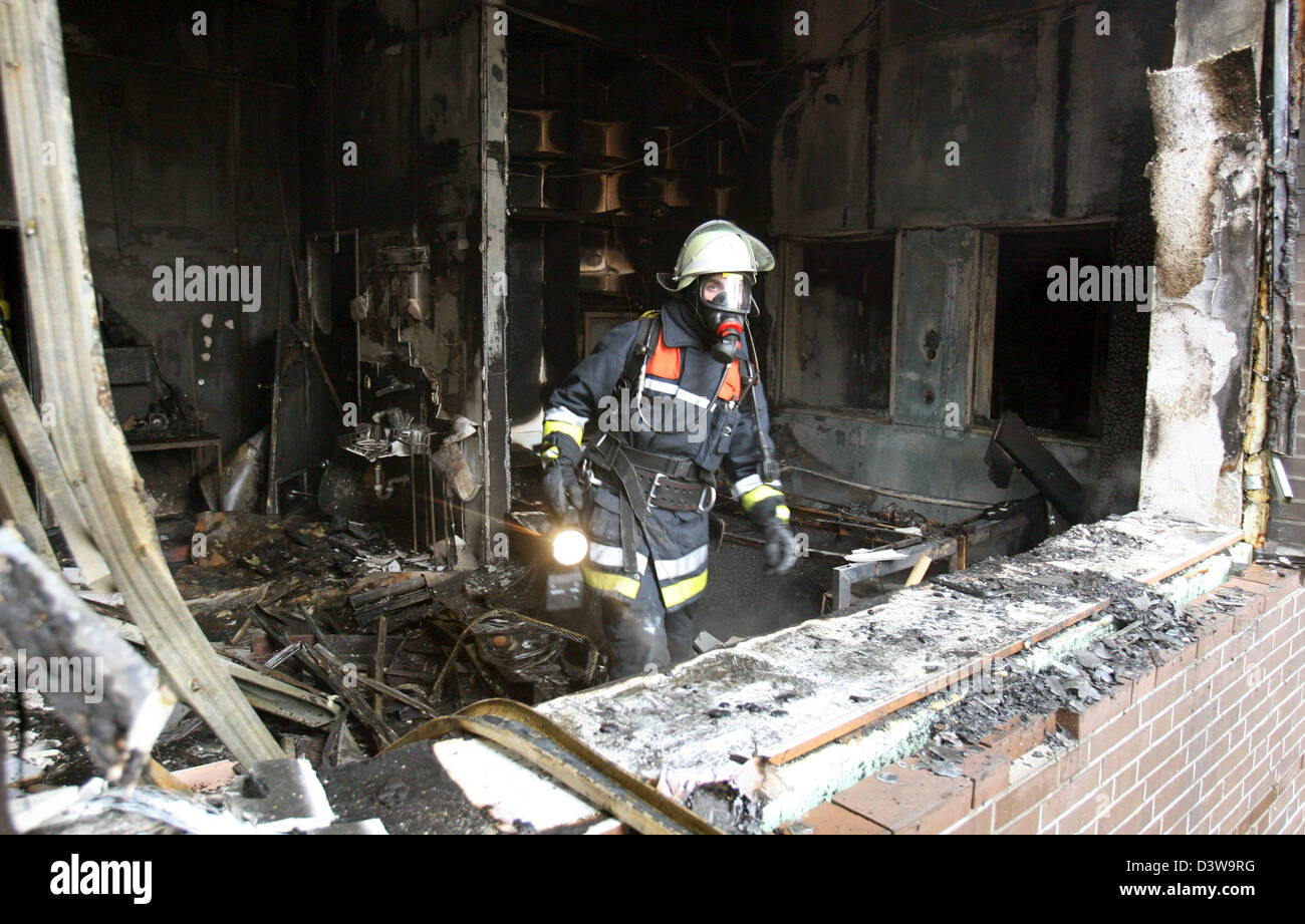 Feuer-Kämpfer in der A&E Abteilung eines Krankenhauses in Hamburg, Deutschland, Dienstag, 30. Januar 2007 abgebildet. Eine Person war Kll im Feuer, Rauch Vergiftung erlitten 16 Patienten. Unsicheren Gründen ging eine Matratze in Flammen. Foto: Kay Nietfeld Stockfoto