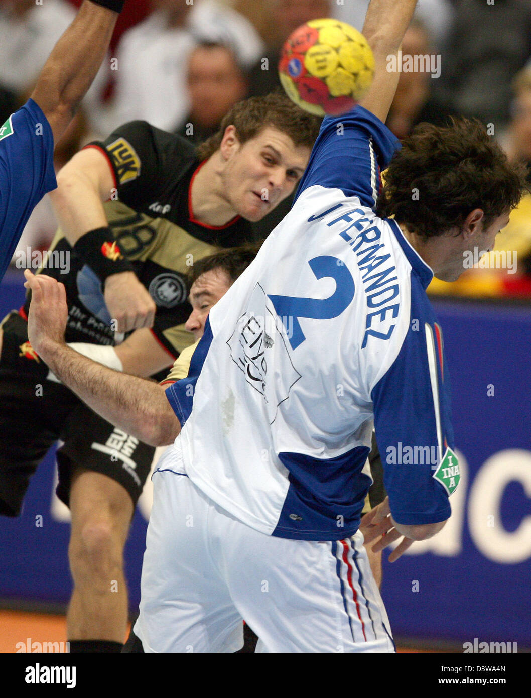 Französischer Spieler, die Jerome Fernandez (R) für den Ball mit Deutschlands Michael Kraus während der Handball-WM Halbfinale 2007 MIAS Spiel Deutschland Vs Frankreich am Kölnarena in Köln, Deutschland, Donnerstag, 1. Februar 2007. Foto: Achim Scheidemann Stockfoto