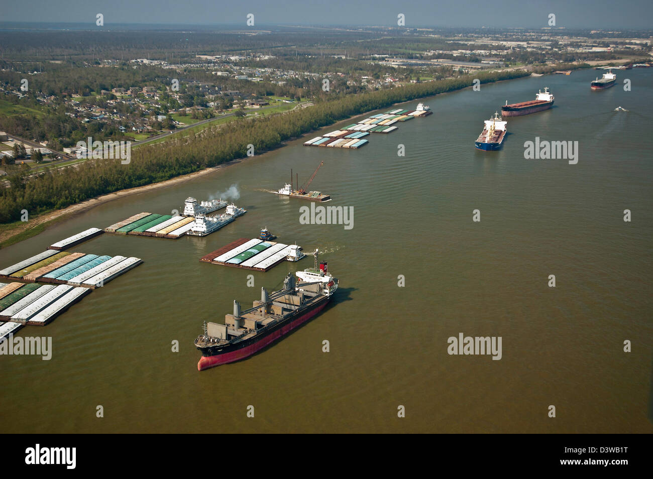 Luftaufnahme von Schiff und SchiffVerkehr Transport von Fracht auf dem