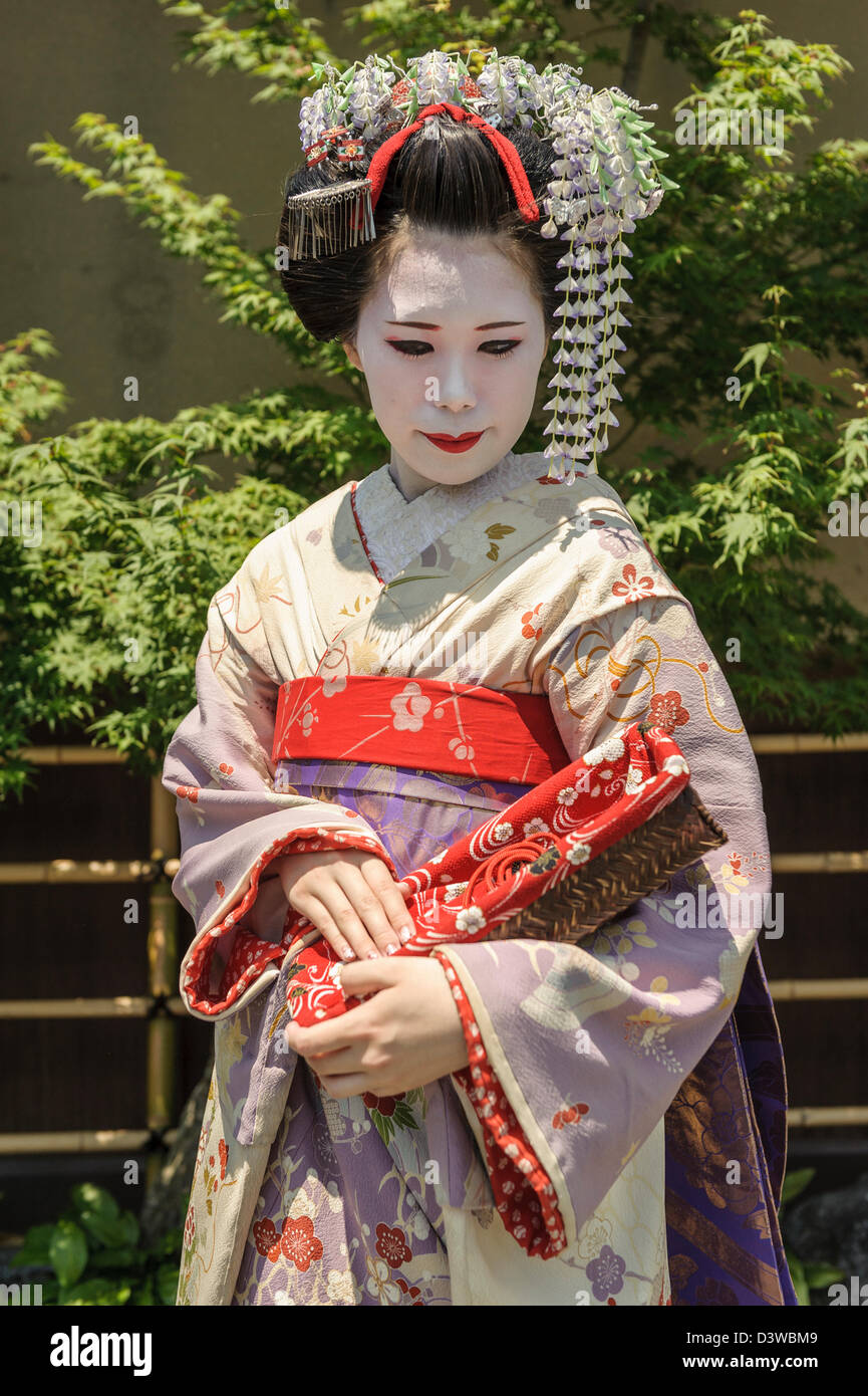 Touristischen gekleidet als Maiko auf den Straßen von Kyoto, Japan, Asien Stockfoto