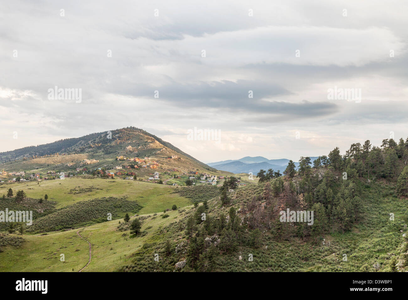 Wanderweg im Horsetooth Mountain Park, Wohnhäuser und Rocky Mountains, Fort Collins, Colorado - Frühling Landschaft Stockfoto