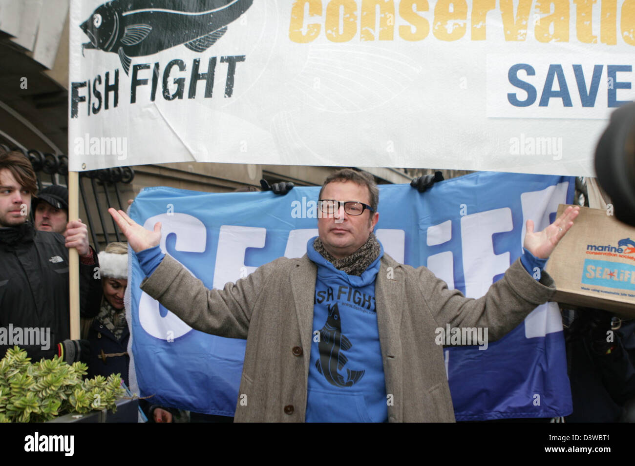 Chef Hugh Fearnley-Whittingstall in Verbindung mit der Marine Conservation Society, Sealife und die British Sub Aqua Club, führt einen Marsch aus dem London Aquarium zu den Houses of Parliament, der Regierung zu zeigen, wie viel Unterstützung gibt es für mehr Schutz der Meere und der 127 MCZs (Marine Conservation Zonen). London, UK, 25. Februar 2013. Stockfoto