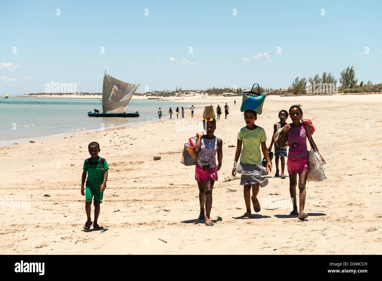 Indigene Völker auf den Strand Vezo Fischerdorf Süden Madagaskars Stockfoto