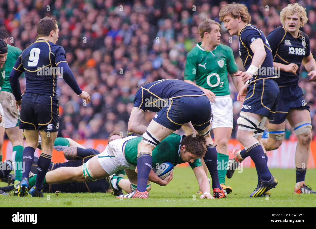 Iain Henderson versucht zu klettern, durch Jim Hamiltons Beine, Schottland / Irland, RBS 6 Nations Championship, Murrayfield Stadi Stockfoto