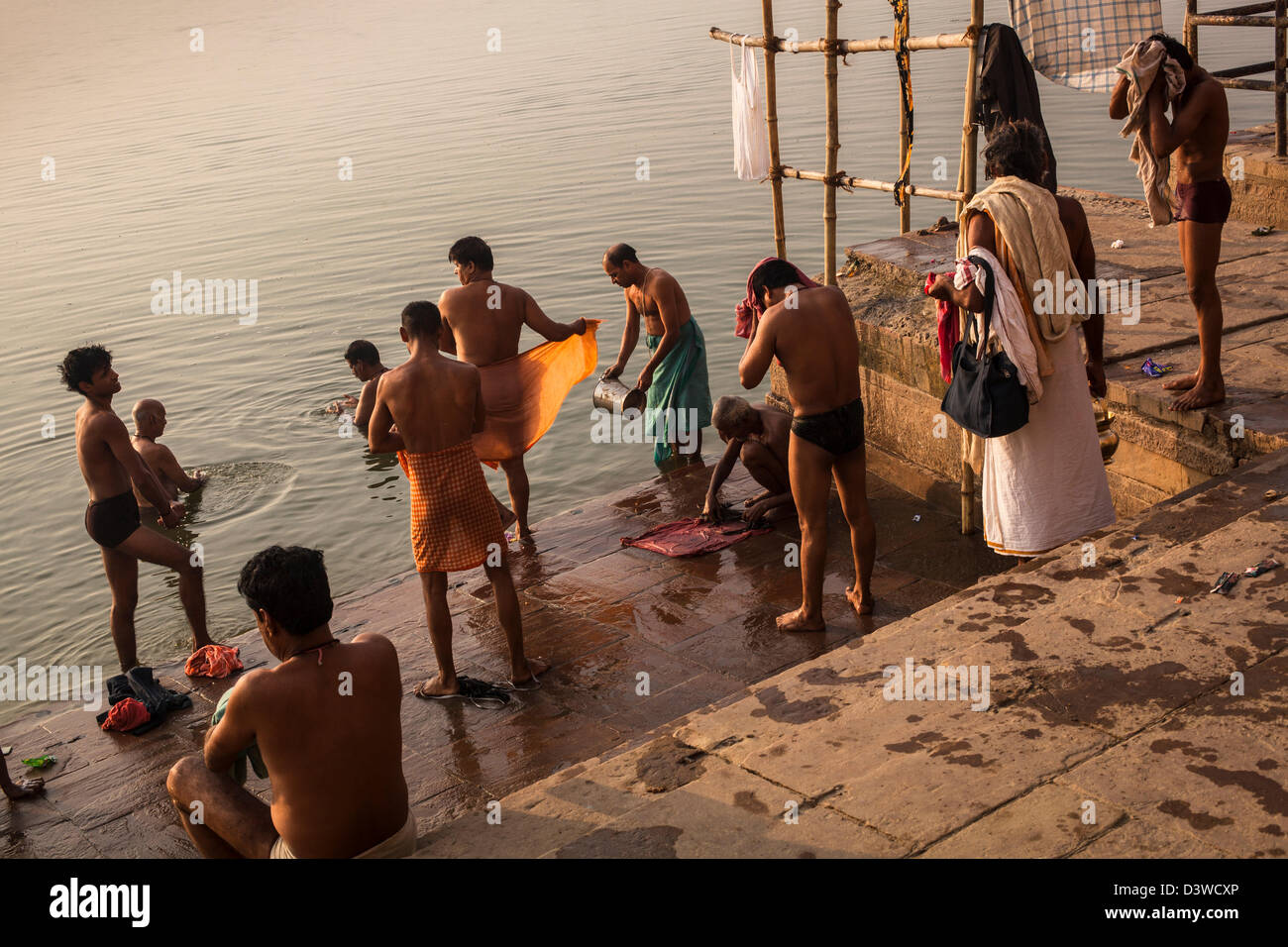 Indische Männer Baden im Fluss Ganges, Varanasi, Indien Stockfoto