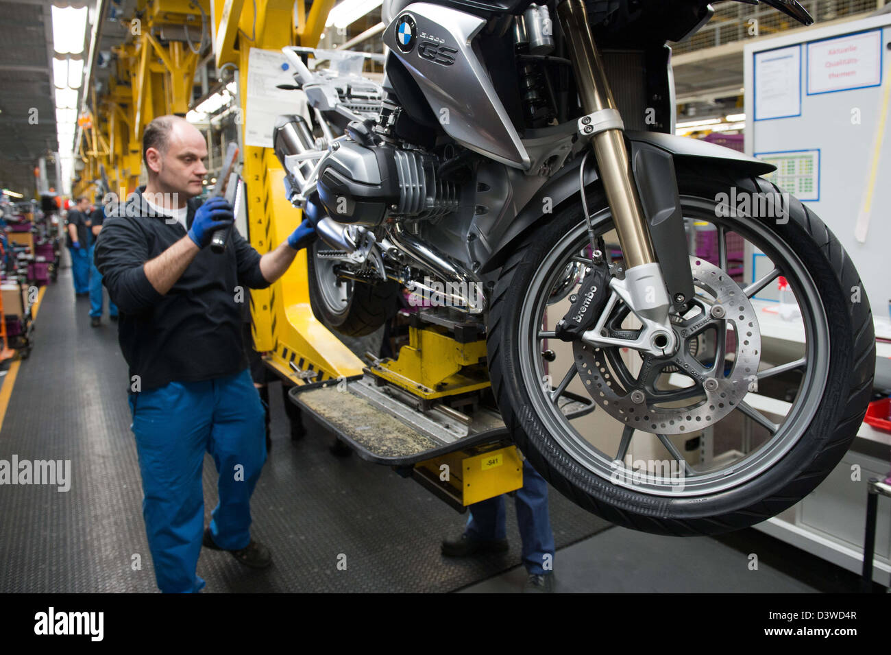 Arbeiter Schweißen am Motorradrahmen, BMW-Motorrad-Werk in Berlin,  Deutschland Stockfotografie - Alamy