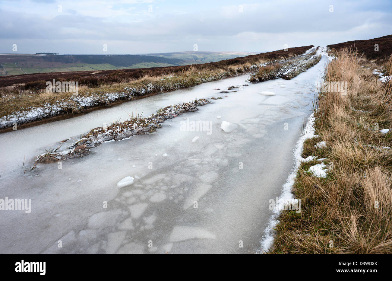 Eine gefrorene Feldweg Schneiden durch die North York Moors National Park in der Nähe des Dorfes Glaisdale, North Yorkshire, UK. Stockfoto
