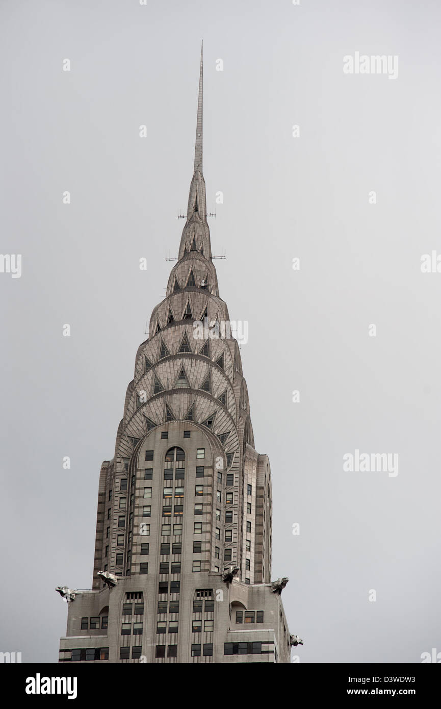 Oben in der New Yorker Chrysler Building gegen einen einheitlichen Hintergrund Wolken. Stockfoto