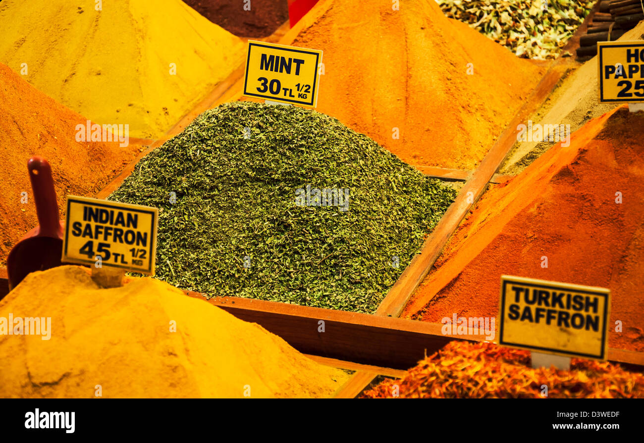 abwechslungsreiche Gewürze auf dem Markt Baazar in Istanbul, Türkei Stockfoto