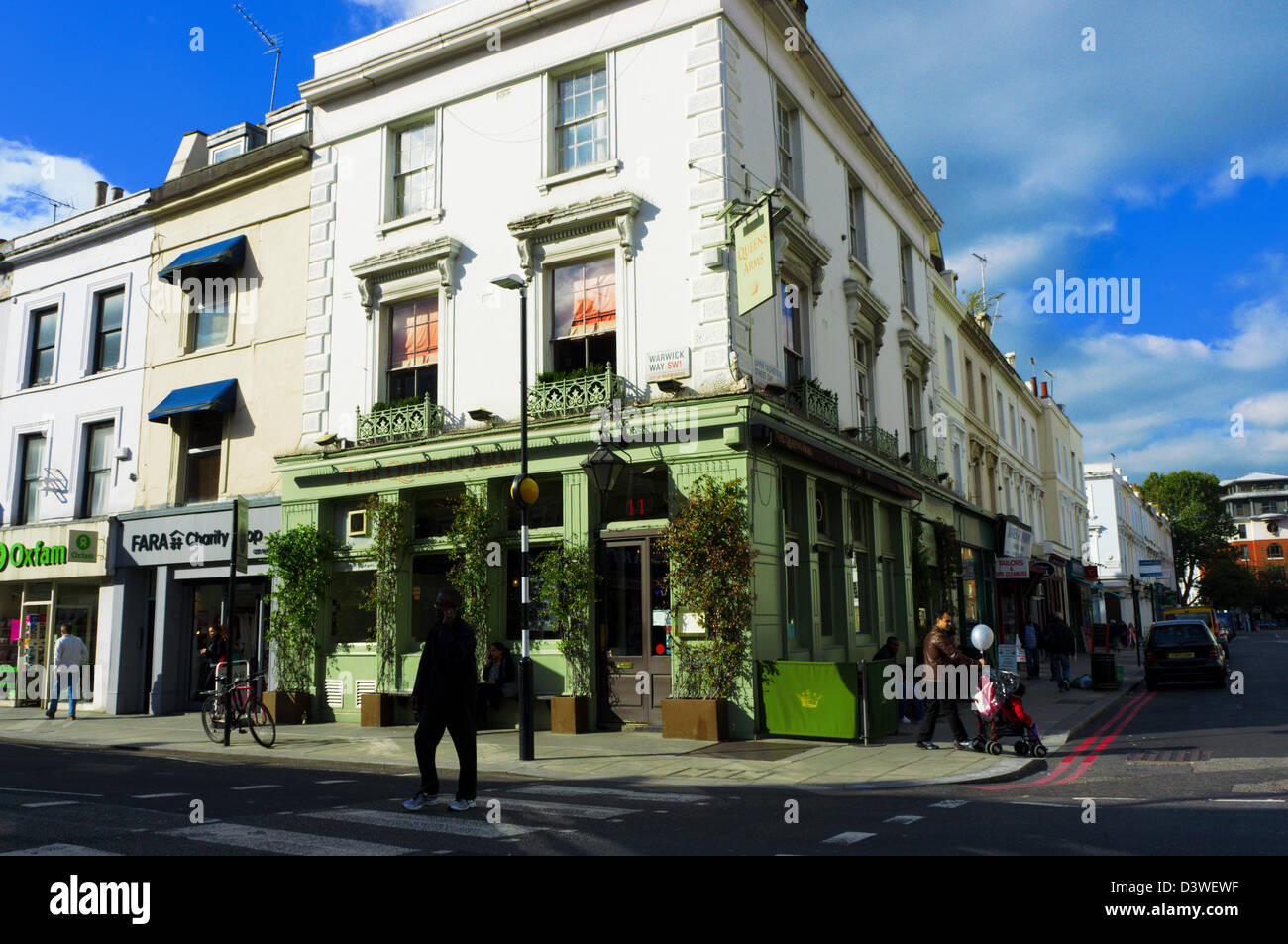 Das Queens Arms Public House an der Ecke Warwick Way und oberen Tachbrook Street in Pimlico, London. Stockfoto