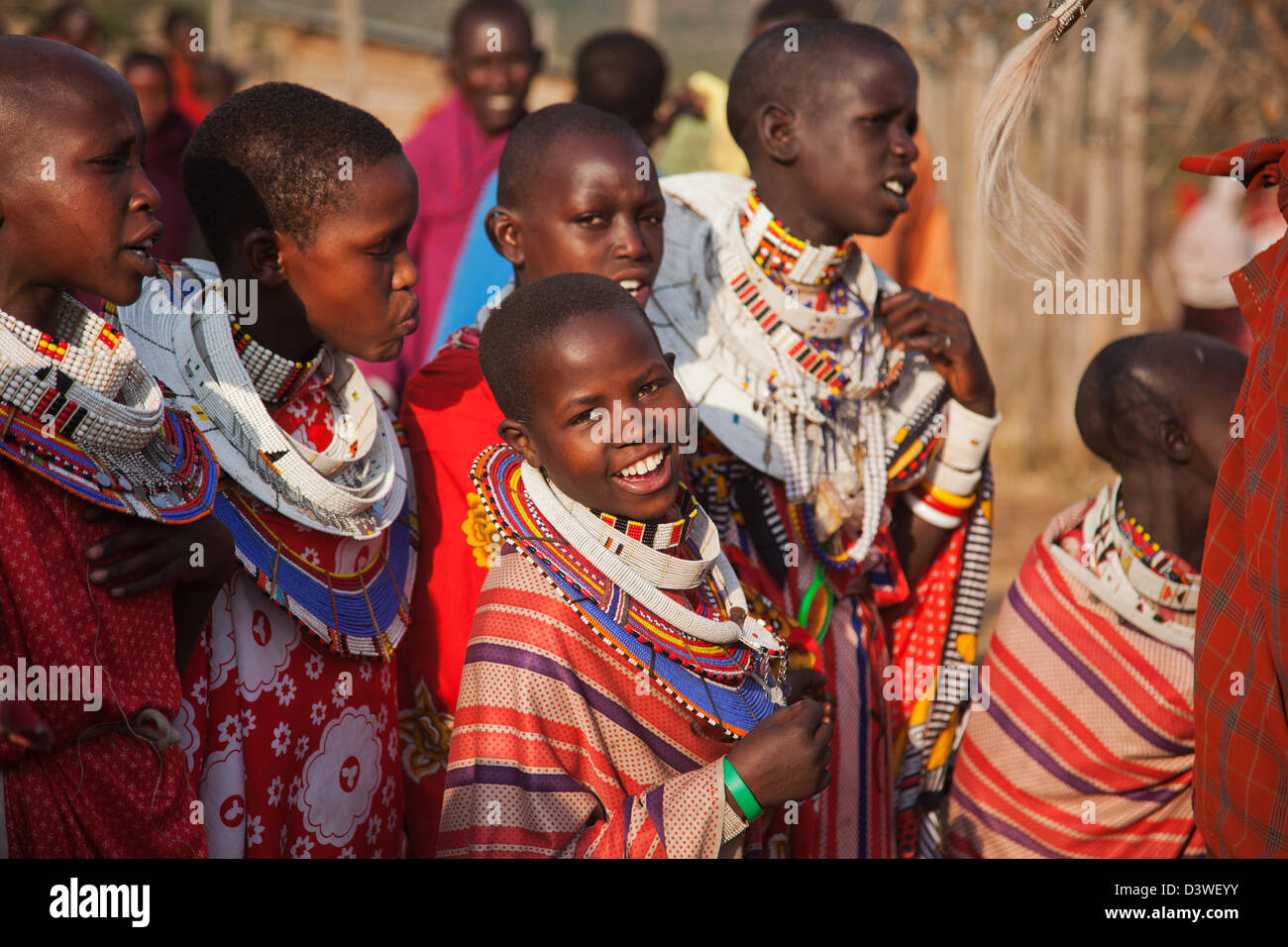 Maasai Mädchen viel Spaß beim Tanzen um ihr Dorf auf einer Hochzeitsparty ihre besten traditionellen Outfits tragen. Stockfoto