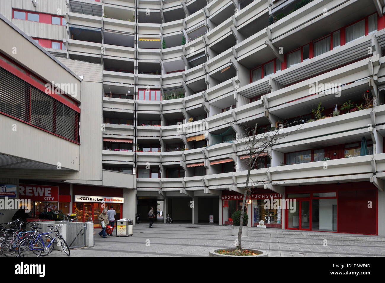 Munchen Den So Genannten Fuchsbau Ein Wohngebaude Mit Laden Stockfotografie Alamy