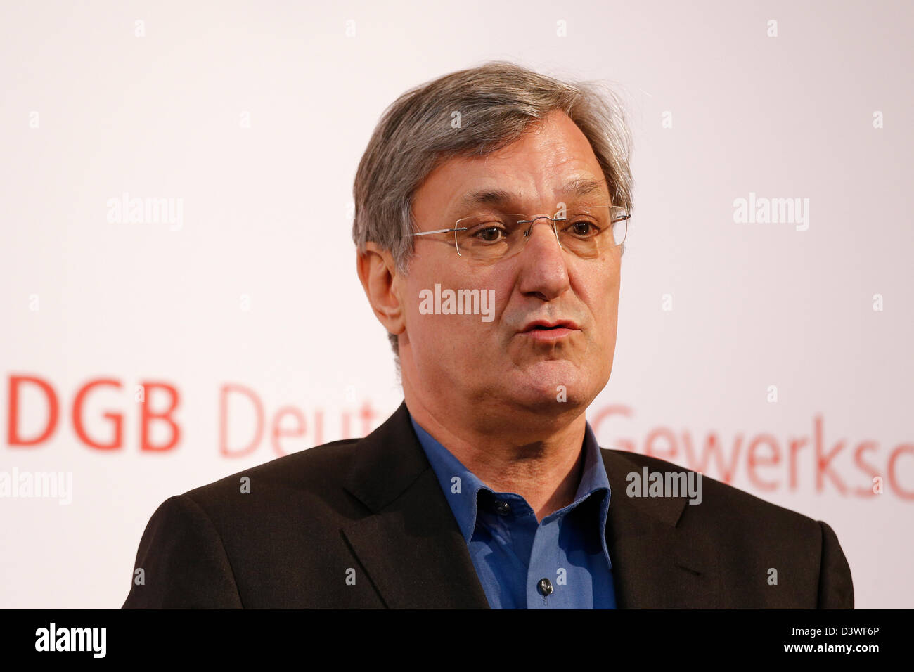 Berlin, Deutschland. 25. Februar 2013. Presseerklärung des Vorsitzenden des deutschen Bundes der Gewerkschaften Michael Sommer und der Partei chairmans der Linkspartei, Katja Kipping und Bernd Rixinger bezüglich der Vorbereitung des DGB für die nächste Bundestagswahl und der aktuellen wirtschaftlichen Entwicklung. Bild: Bernd Rixinger, Linke-Parteichef, auf einer Pressekonferenz bei der DGB in Berlin... Bildnachweis: Reynaldo Chaib Paganelli / Alamy Live News Stockfoto