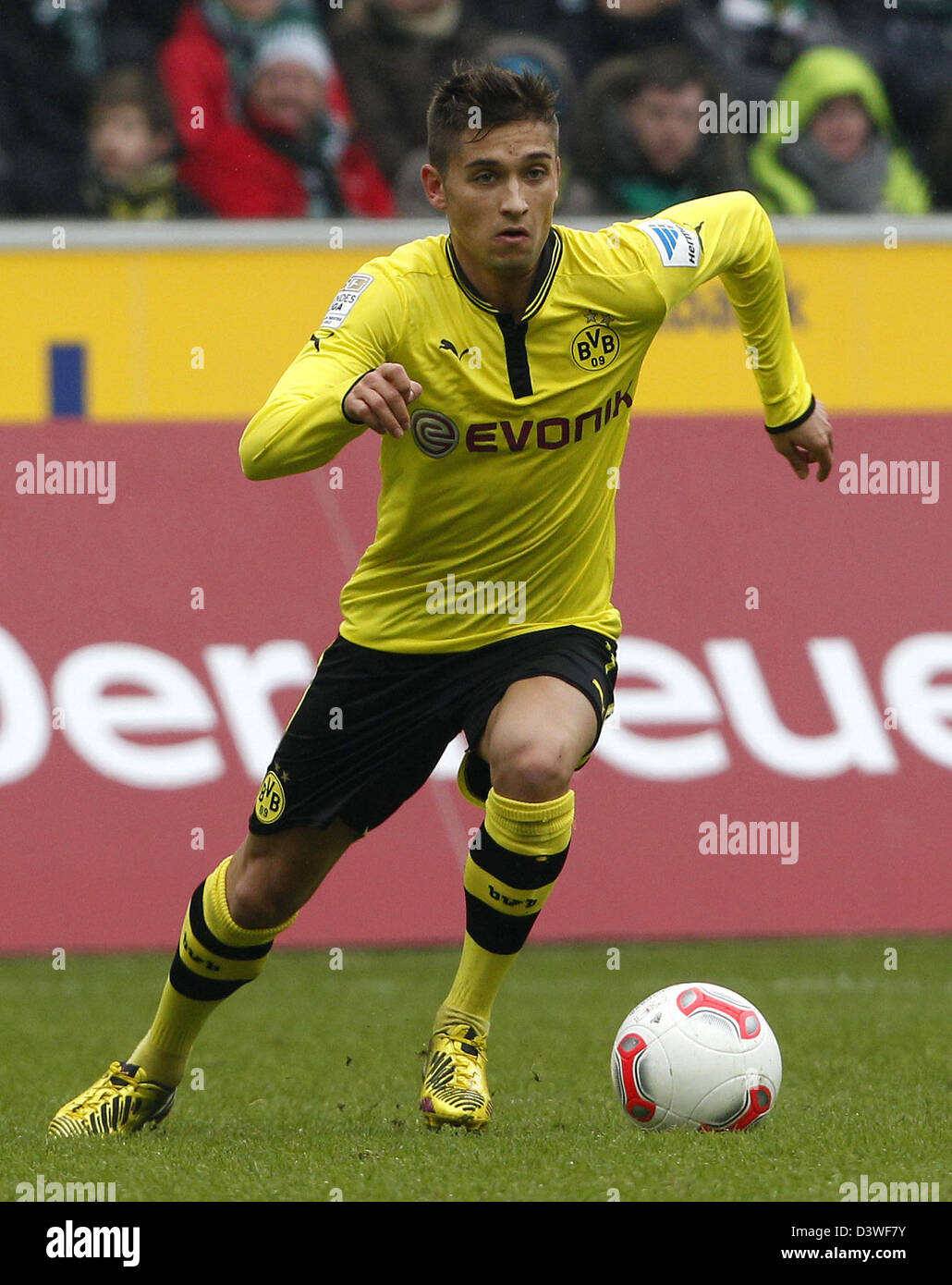 Dortmunds Moritz Leitner kickt den Ball während des Spiels der deutschen Bundesliga zwischen Borussia Moenchengladbach und Borussia Dortmund im Borussia-Park in Mönchengladbach, 24. Februar 2013. Foto: Roland Weihrauch Stockfoto