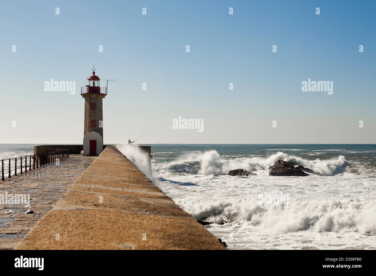 Historischer Leuchtturm Felgueiras in der Mündung des Douro, Porto, Portugal Stockfoto