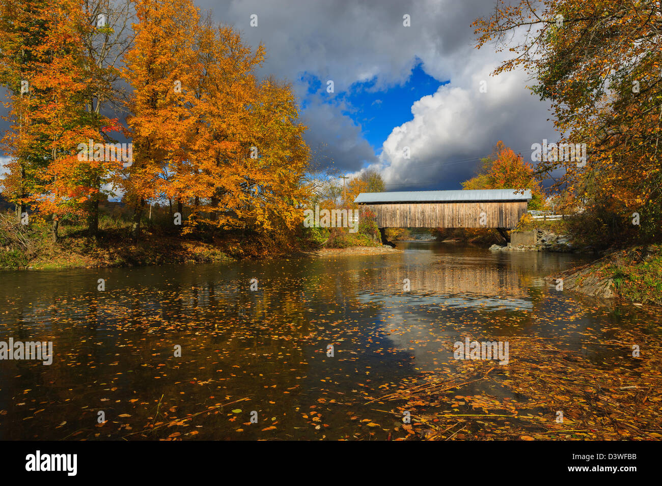 Hopkins Covered Bridge ist eine gedeckte Holzbrücke, die den Forellenfluss in Montgomery, Vermont durchquert. Stockfoto