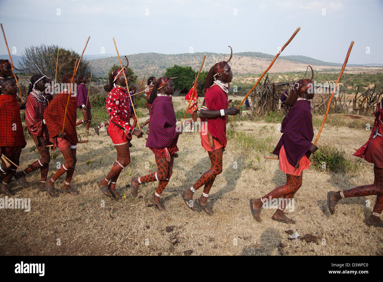 Junge Männer namens Morans Tanz um ihr Dorf auf einer Hochzeitsfeier. Stockfoto
