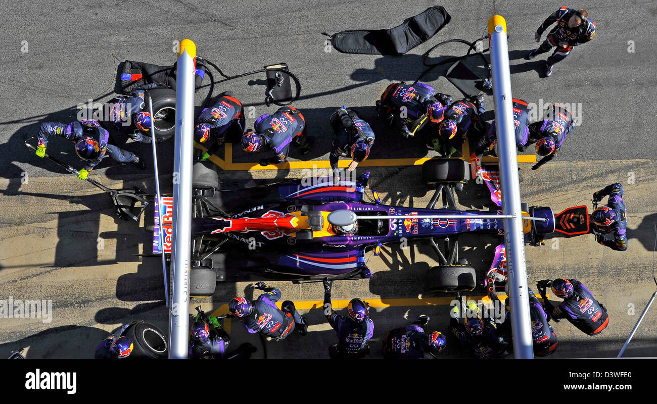 Sebastian Vettel (GER), Red Bull Racing RB9 und seine Mechaniker üben Boxenstopp bei Formel-1-Tests am Circuit de Catalunya Stockfoto