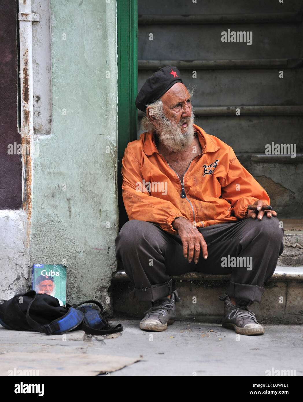 Mann mit einem Lonely Planet Buch mit seinem Foto auf dem Cover, Havanna, Kuba Stockfoto