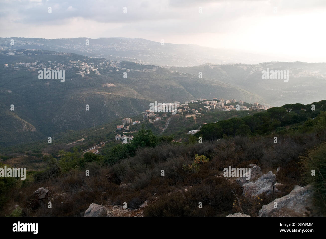 Das Dorf von Montiverdi, wie aus Beit Meri in der christlichen Mount Lebanon Region nördlich von Beirut, Libanon. Stockfoto