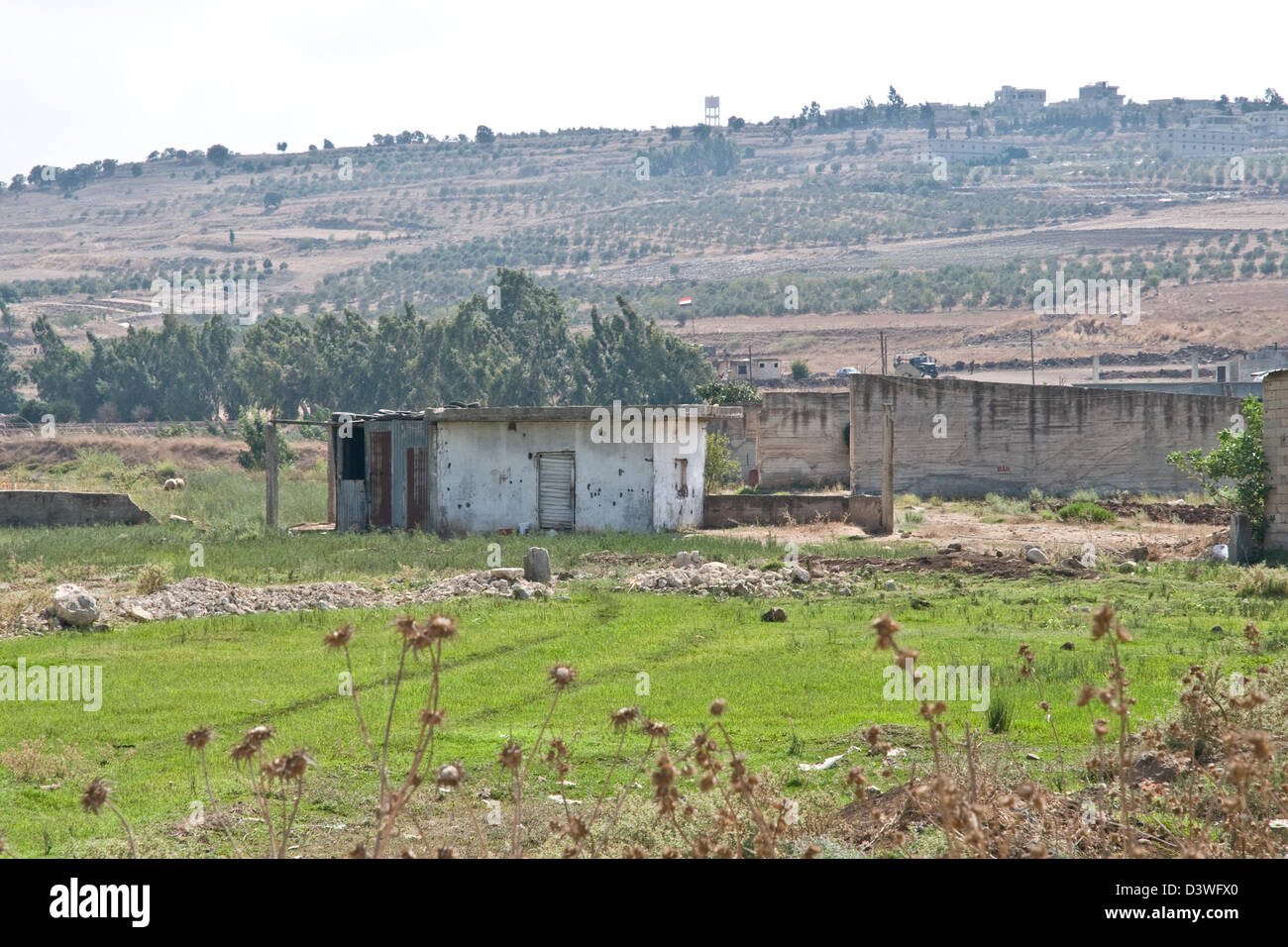 Konkrete Hütten in der libanesischen Nordregion des Wadi Khaled befindet sich wenige Meter entfernt von der Syrien-Libanon-Grenze (Hintergrund). Stockfoto
