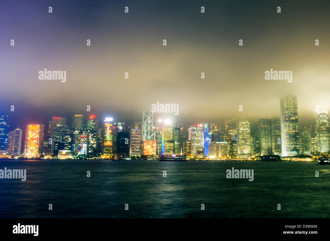 Victoria Harbour in einer nebligen Nacht, Hong Kong, China. Panorama-Blick. Stockfoto