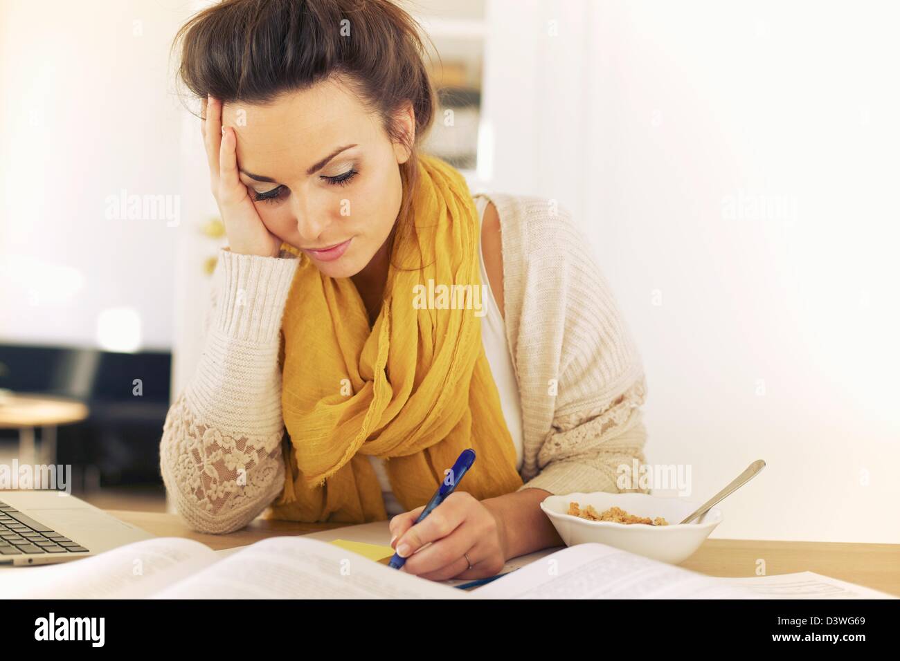 Beschäftigt Schüler, die etwas für ihre Forschung zu schreiben Stockfoto